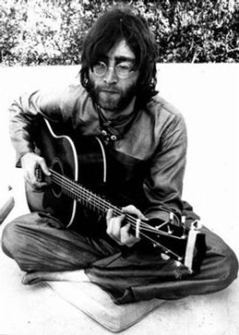John Lennon - Lennon On A Cushion (Poster)